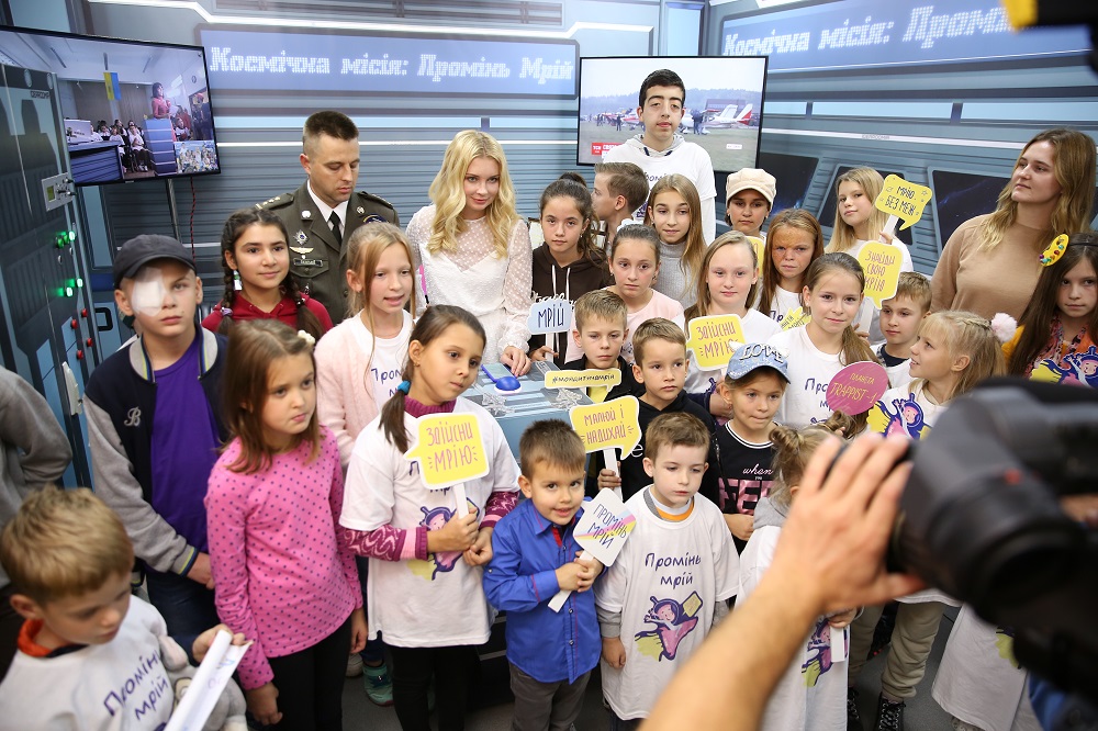 Сеничкин, Хамайко, Лобода, Сараула, Грицфельдт первыми увидели, как во Вселенную полетели детские рисунки